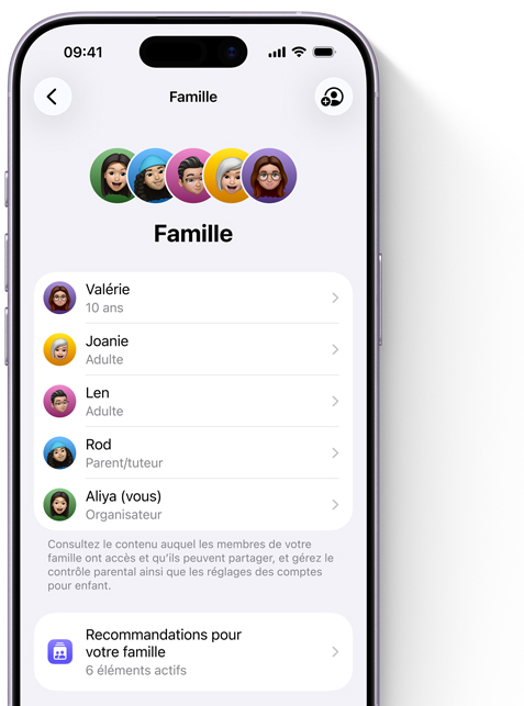 Écran d’iPhone affichant la page Famille dans Réglages, des Memoji des membres de la famille, dans leur pastille colorée respective, sont alignés dans le haut de l’écran; en dessous, les mêmes Memoji sont disposés dans une liste montrant les membres du groupe de partage familial