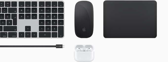 Différents accessoires : un Magic Keyboard avec Touch ID, une Magic Mouse, un Magic Track Pad, un câble Thunderbolt 5 Pro et des AirPods Pro