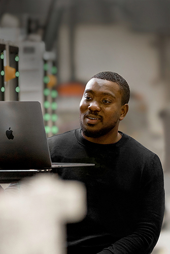 Iemand van het Operations & Supply Chain-team van Apple die werkt op een MacBook.