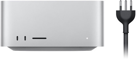 Mac Studio, Vorderseite, zwei USB‑C Anschlüsse, SDXC Kartensteckplatz, Statusanzeige, nach unten zulaufende Basis, flache Oberseite, gerundete Ecken, gerade Kanten, Farbe Silber, Netzkabel in Schwarz mit drei­poligem Netzanschluss