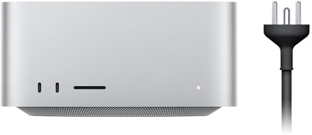 Sølvfarvet Mac Studio vist forfra med to USB-C-porte, SDXC-kortplads, statusindikatorlys, konisk bund, plan overside, afrundede sider, lige kanter og sort strømkabel med stik med tre ben