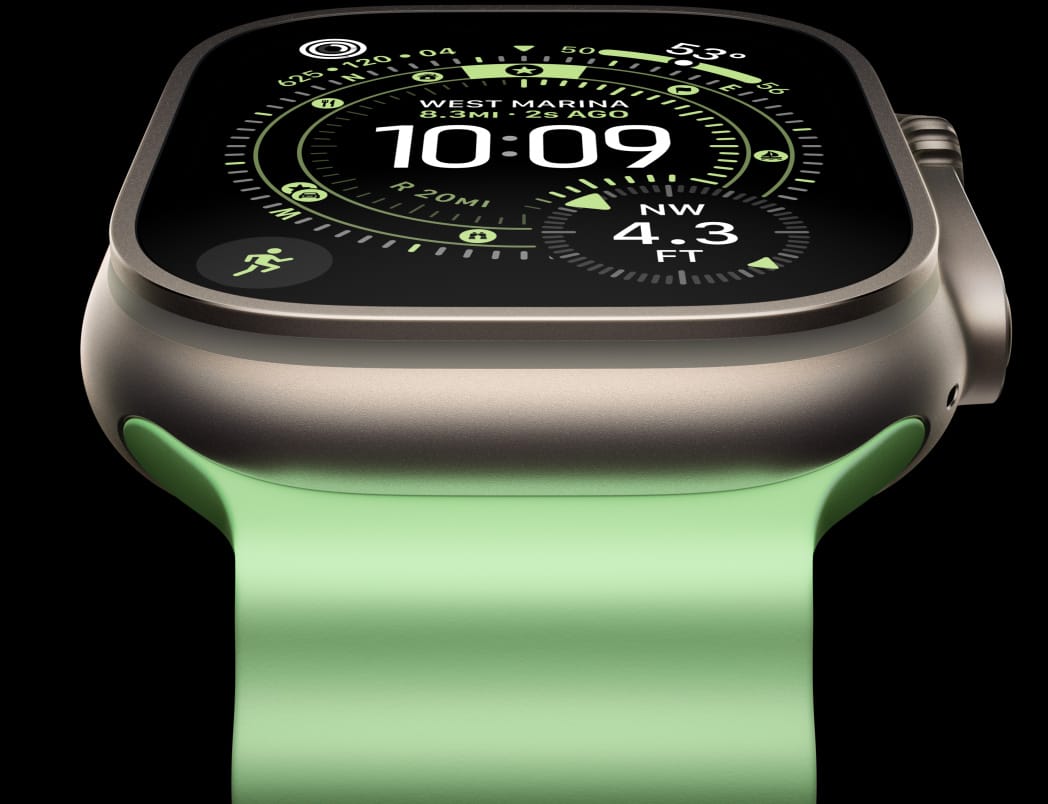 Apple Watch Ultra 3, boett i naturligt titan, kompass på urtavlan Orientering, neongrönt havsband