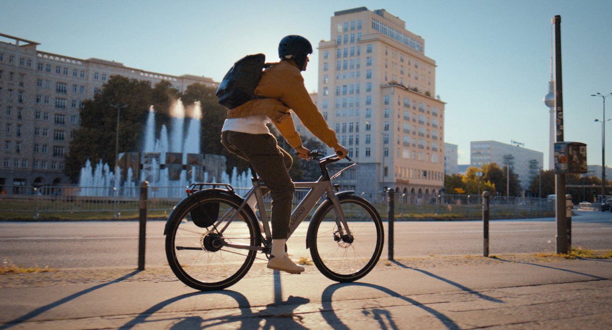Un homme à vélo
