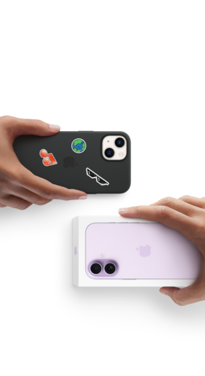 Dos manos intercambian un smartphone antiguo por un iPhone 17 nuevo en su caja.