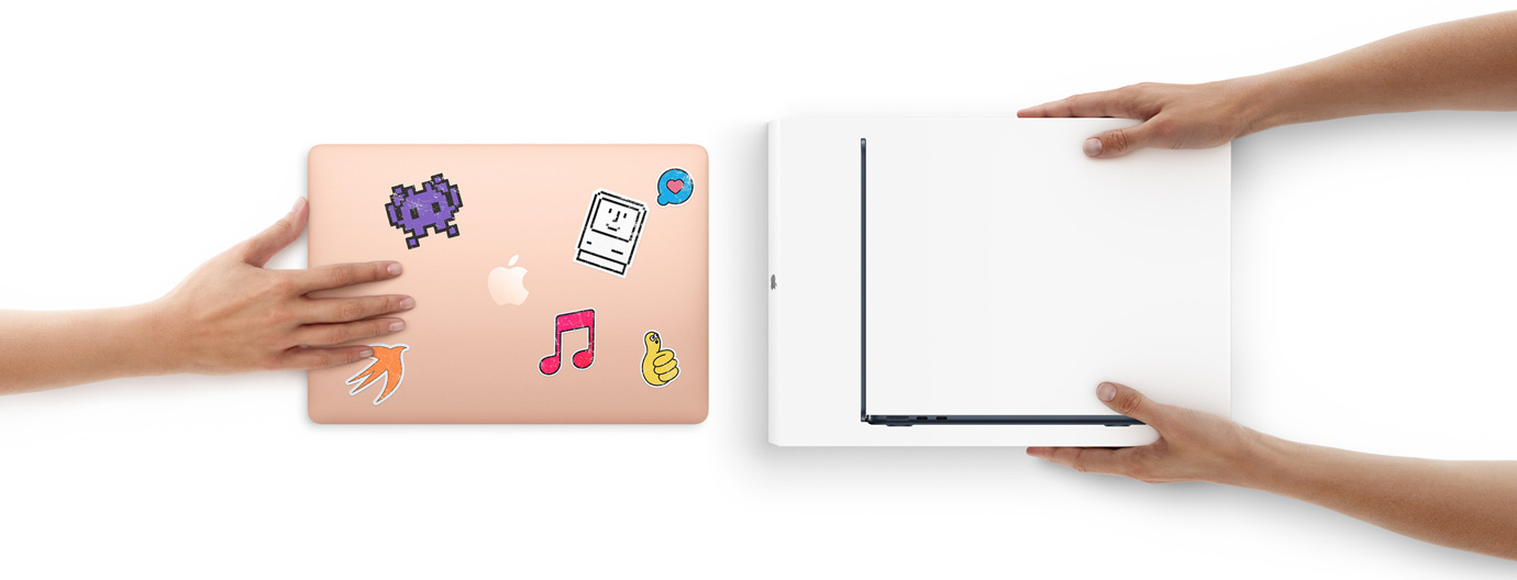 En hand skjuter över en MacBook med klistermärken på locket mot två händer som håller en ny MacBook i sin förpackning