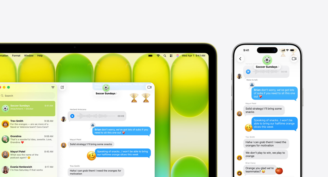 MacBook Neo giallo agrume che mostra una chat di gruppo sul calcio domenicale e altri messaggi recenti nell’app Messaggi; accanto c’è un iPhone che mostra la stessa chat di gruppo