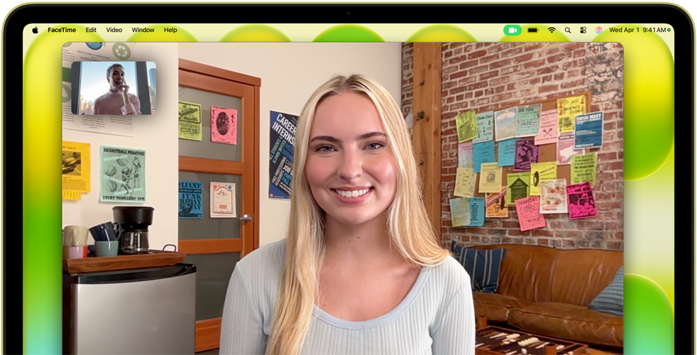 MacBook Neo giallo agrume, videocamera collocata sopra il display, lo schermo mostra una videochiamata FaceTime