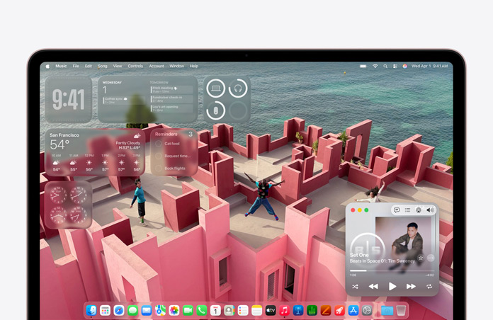 MacBook Neo che mostra la Scrivania personalizzata con lo sfondo di una terrazza sul tetto di una casa sul mare e vari widget tra cui Musica, Calendario, Meteo e Promemoria