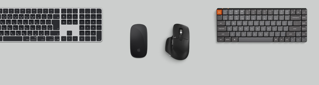 デスク上に置かれたMac miniを上から見た図。Studio Display、ワイヤレスキーボード、ワイヤレスマウス、ゲームコントローラ、AirPods Maxが一緒に配置されている
