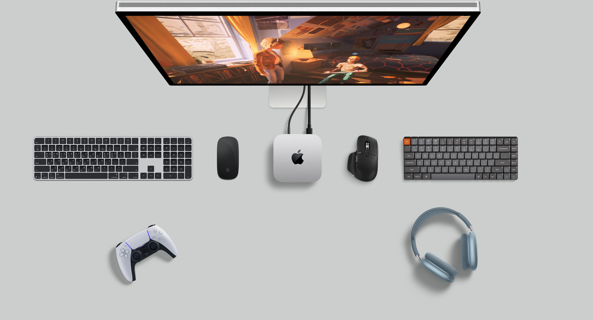 책상에 놓여 있는 실버 색상 Mac mini를 위에서 바라본 모습. Studio Display, 무선 키보드, 무선 마우스, 게임 컨트롤러, AirPods Max가 함께 있습니다.