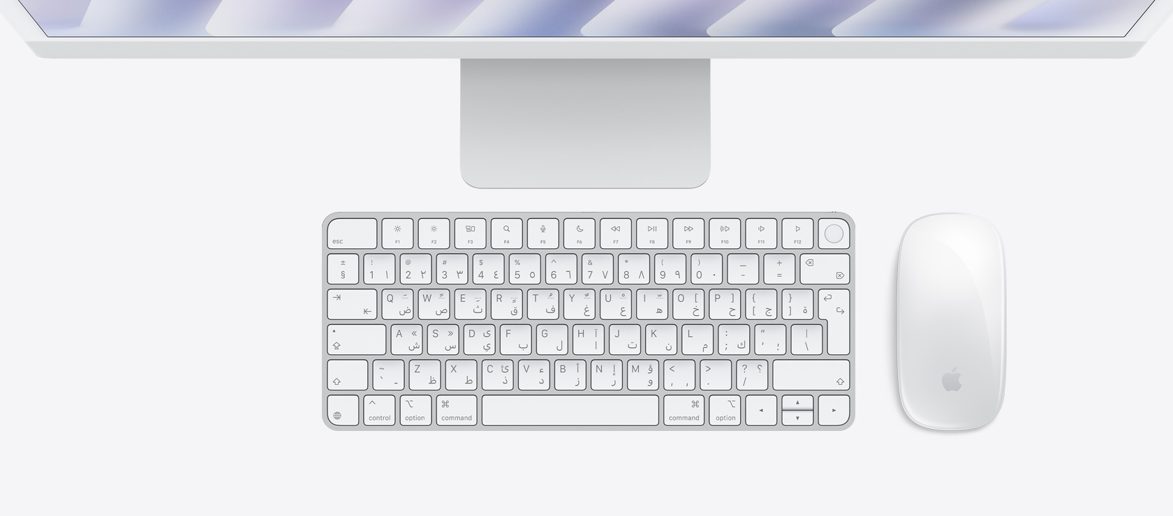 لقطة علوية لجهاز iMac باللون الفضي مع ماوس ولوحة مفاتيح بلون يطابق لون الجهاز