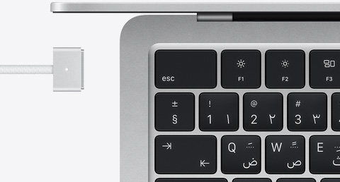 جهاز MacBook Air باللون الفضي مع كابل MagSafe يتطابق لونه مع لون الجهاز