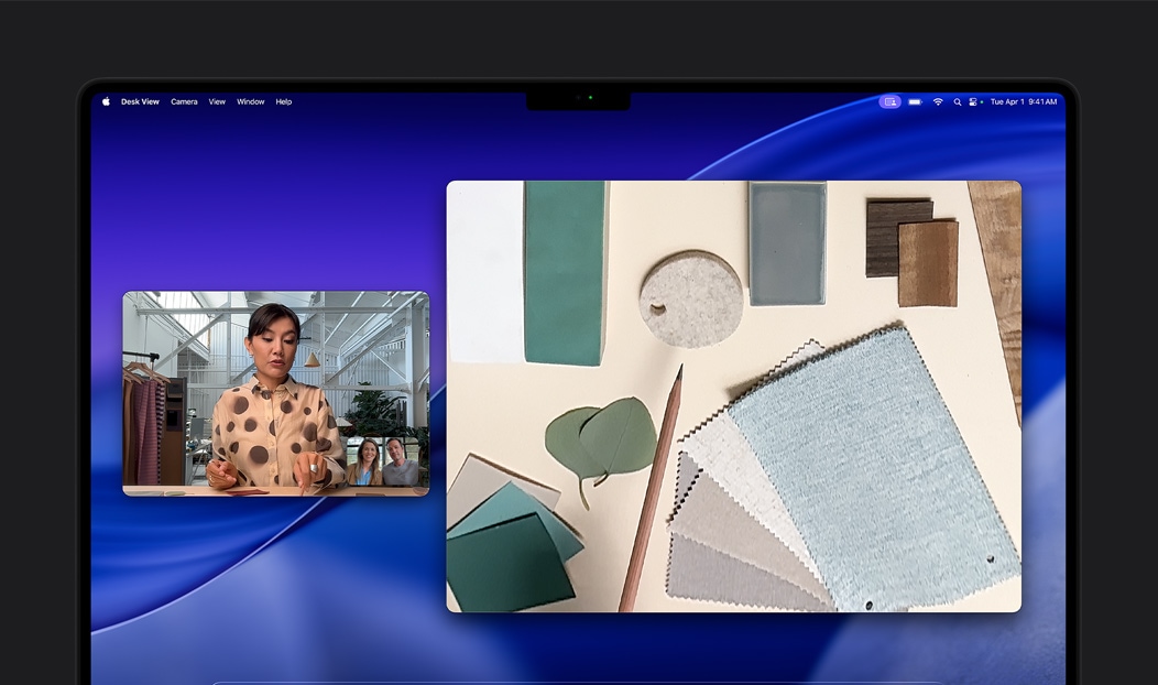 Wideo pokazujące dwie osoby uczestniczące w wideorozmowie na MacBooku Pro. Kobieta używa funkcji Widok blatu, żeby pokazać dwóm rozmówcom swoje miejsce pracy wypełnione kawałkami tkaniny. Funkcja Widok blatu pozwala jednocześnie pokazać twarz i miejsce pracy