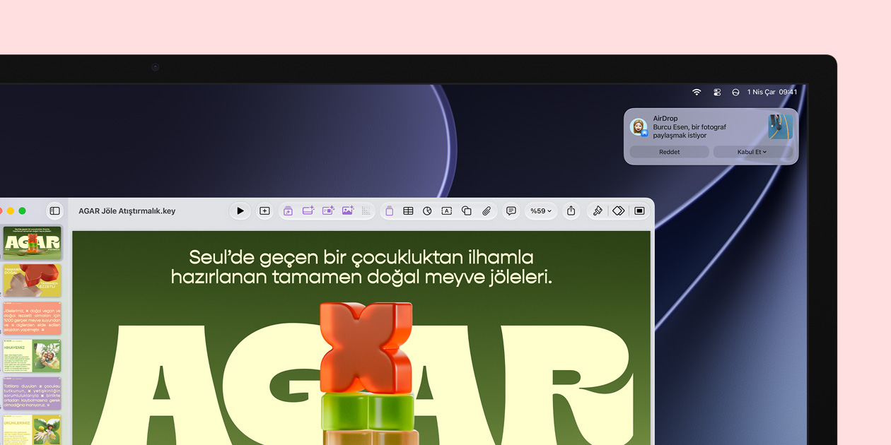 Yumuşak şekerlemelerle ilgili bir Keynote sunumunu gösteren Studio Display ekranı, ekranın sağ üst köşesinde başka bir kişiden gelen fotoğraf paylaşma isteğini gösteren bir bildirim