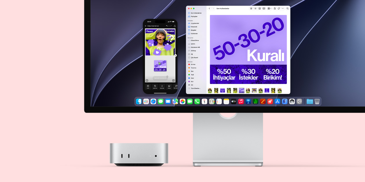 Mac mini’nin önden görünümü, Studio Display ekranının altına yerleştirilmiş, ekranda Finans Cumaları başlıklı bir sosyal medya paylaşımının iPhone Yansıtma özelliğiyle yansıtıldığı gösteriliyor