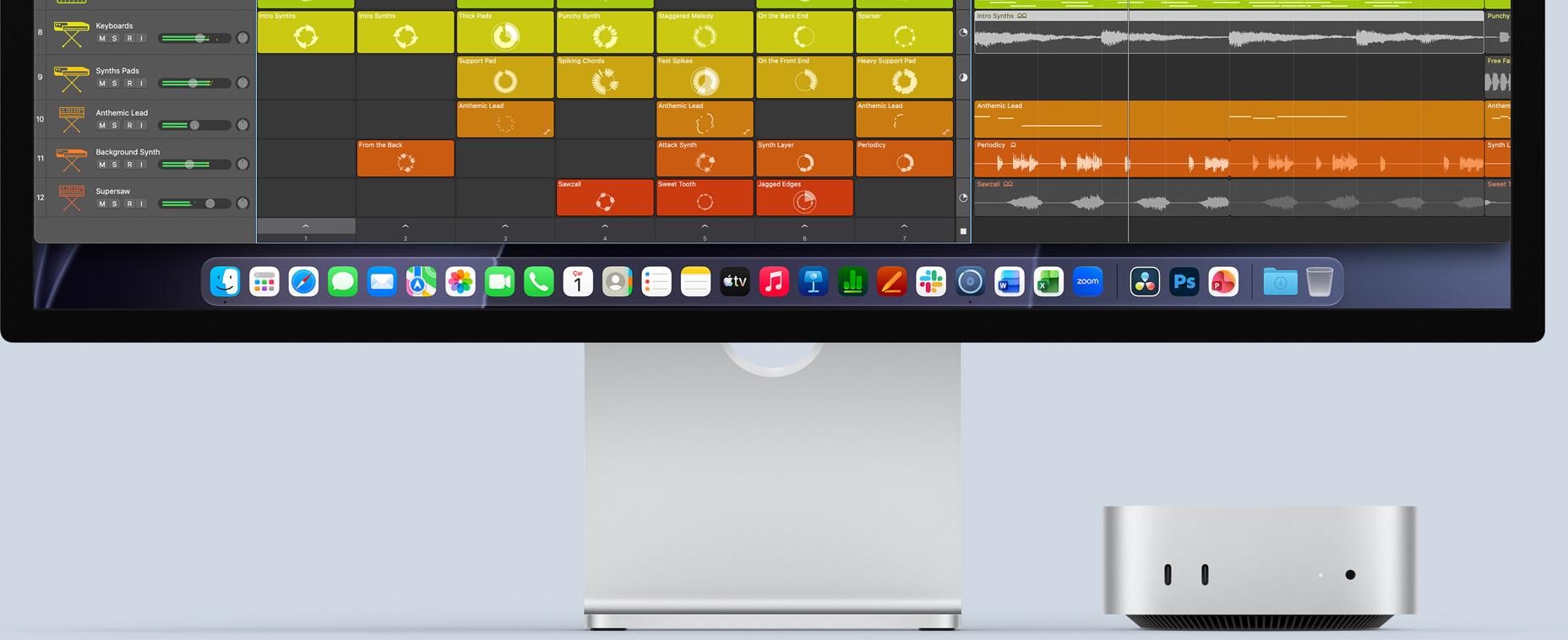Mac mini’nin önden görünümü, Studio Display’in altına yerleştirilmiş, ekranda Logic Pro arayüzü ve alt kısımdaki Dock’ta üretkenlik uygulamaları