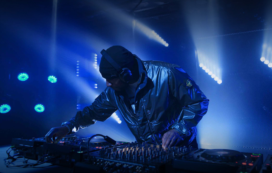 Ein DJ spielt Musik bei einem Livekonzert.