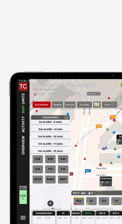 Een iPad met een interface voor incidentcommando’s met een kaart van wegen en gebouwen, plus toewijzingen van noodmeldingen.