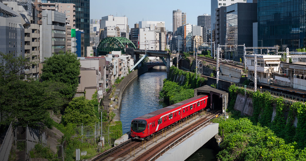 Images du métro de Tokyo, notamment de trains traversant des ponts, de l’exploitation quotidienne et des travaux d’entretien.
