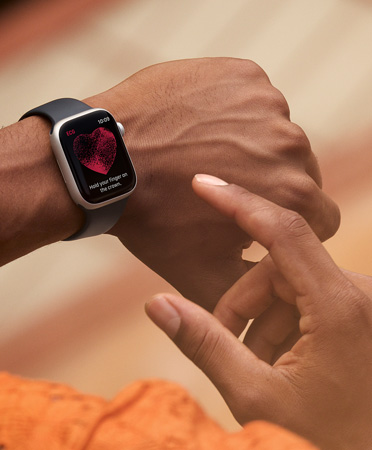 45mm Apple Watch Series 11, boční pohled pod úhlem, na displeji se zobrazuje EKG, Spustit