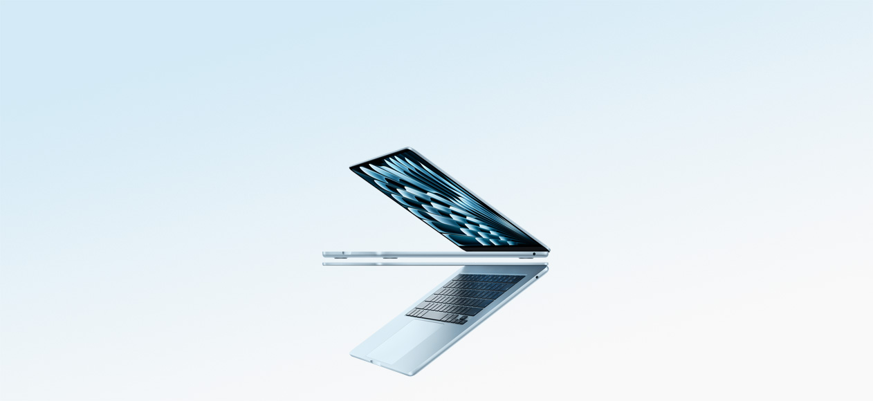 Dos notebooks MacBook Air azul cielo abiertos y superpuestos que forman una flecha para mostrar su perfil delgado