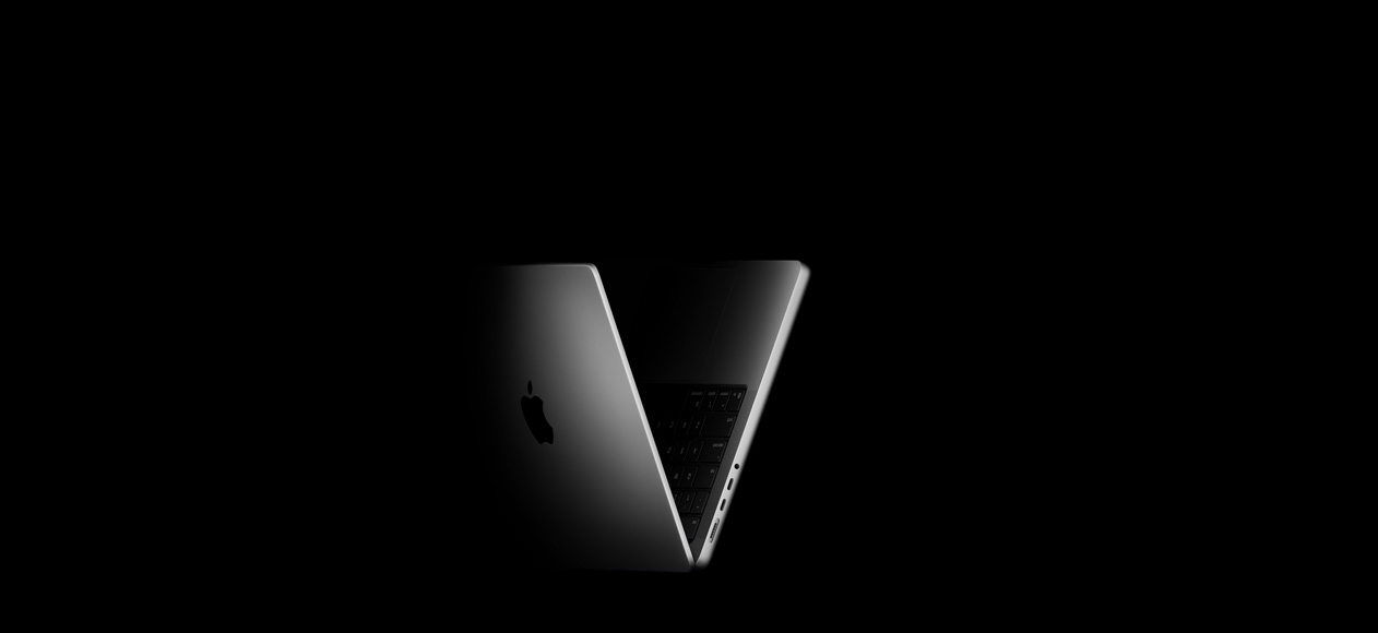جهاز MacBook Pro مفتوح على شكل حرف V في إشارة إلى عائلة شريحة M5