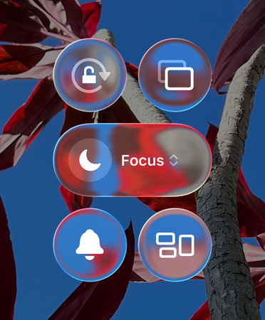 Kleurrijk iPhone-beginscherm met transparante apps en widgets van Liquid Glass
