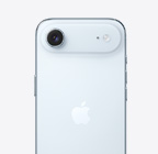 상단 플래토의 Fusion 카메라 시스템이 보이는 스카이 블루 색상 iPhone Air 뒷면